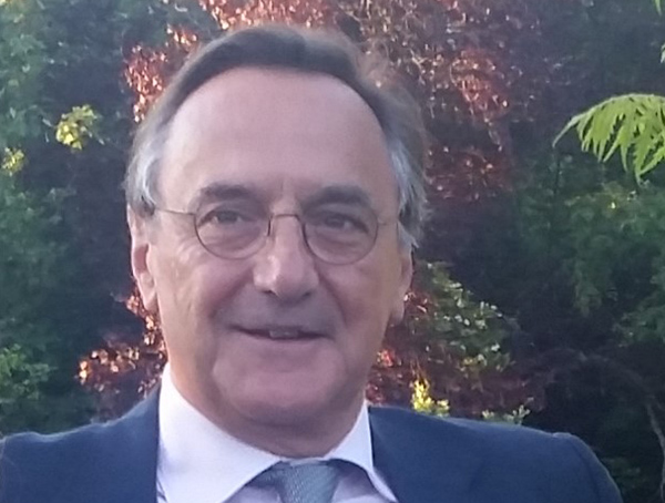 Après ses premières années chez FCA (Feldman & Calleux Associés), Xavier de Fouquières rejoint le groupe Havas une douzaine d’années pour prendre la direction de filiales spécialisées. Il lance en 1994, la société Mayence, Centrale européenne d’édition publicitaires et de PLV. Xavier de Fouquières