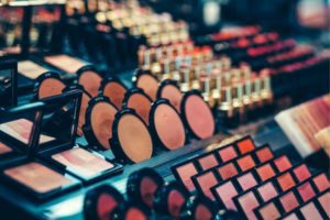 Descubre los expositores de cosmética ideales para cada producto
