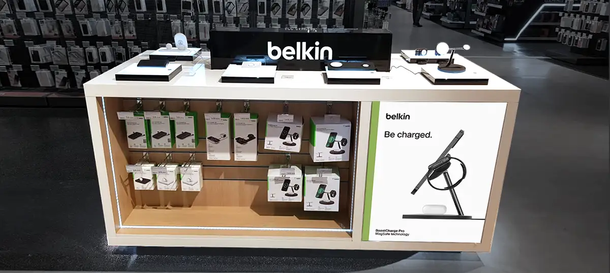 Góndola de madera con lonas retroiluminadas para Belkin