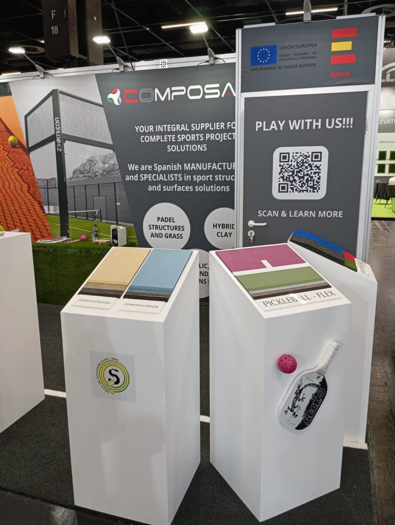 Detalle de las muestras Composan con etiquetas técnicas y superficies deportivas en diferentes colores.