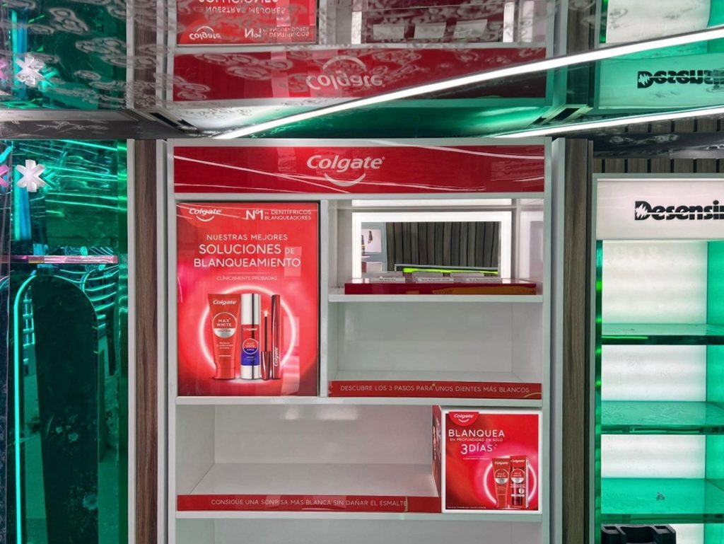 Cabecera del mueble con mensaje de blanqueamiento Colgate Max White.