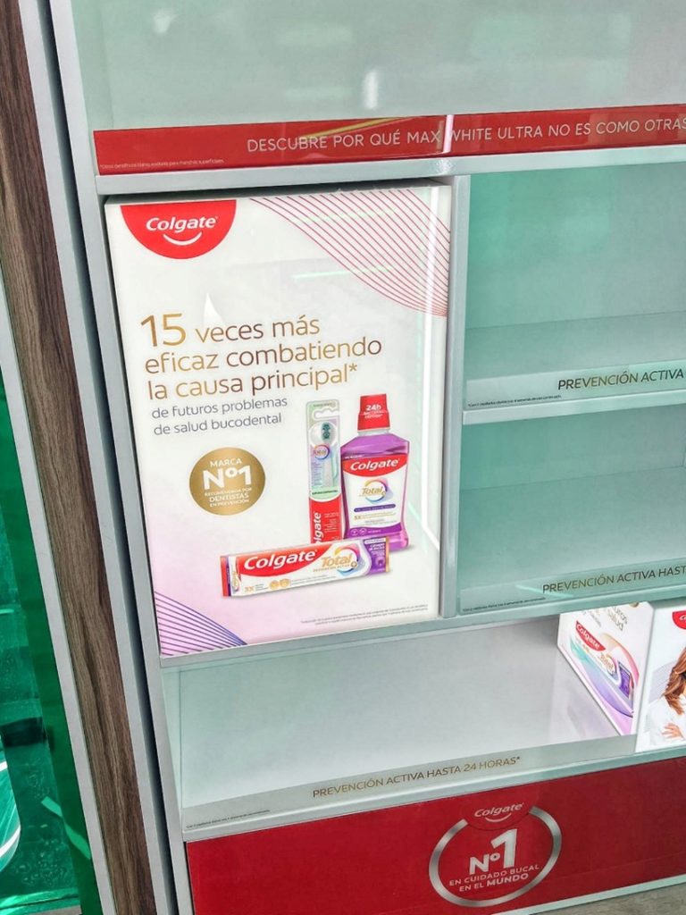 Comunicación lateral con pruebas clínicas y foto profesional Colgate.