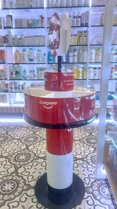 PLV de suelo Colgate diseñada por Mayence para destacar soluciones de blanqueamiento dental en el punto de venta.