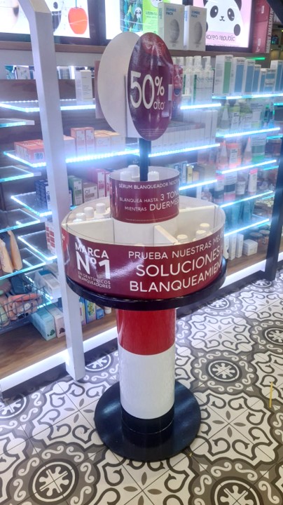 expositor PLV Colgate para promoción en tienda de cosmética diseñado por Mayence