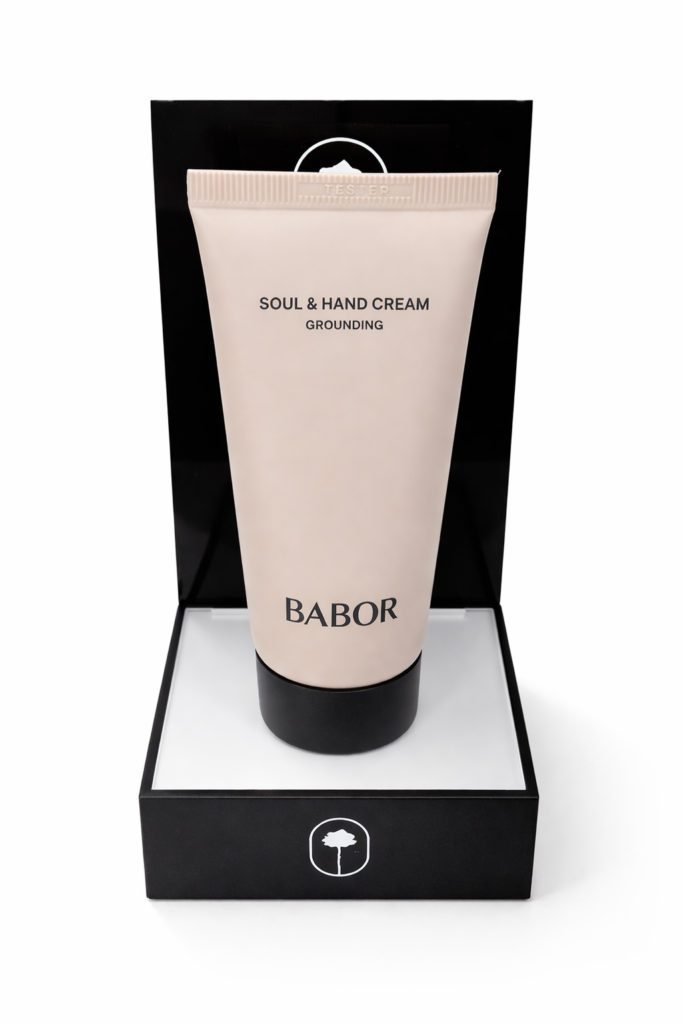 Detalle de expositor de metacrilato para cremas con base y cabecera Babor