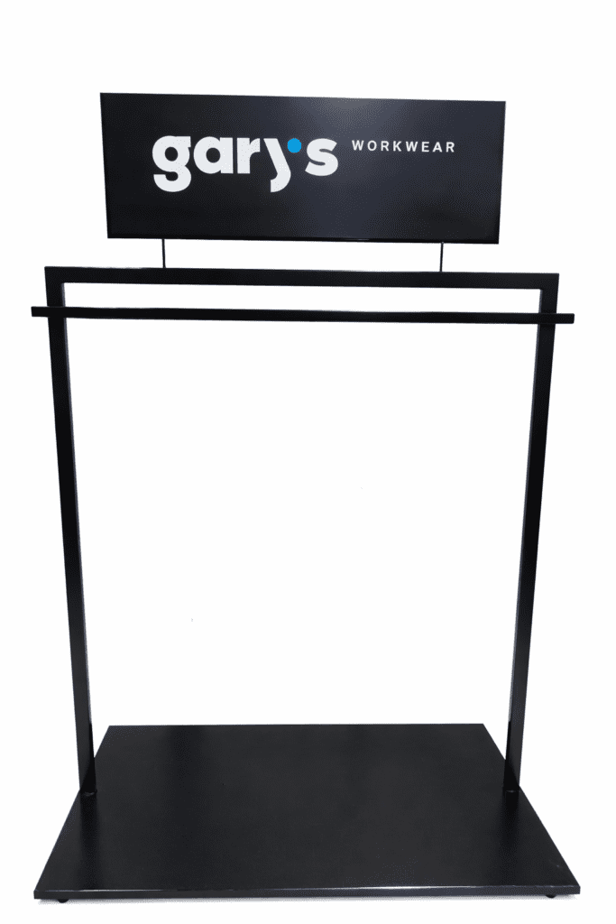 Detalle lateral de expositor metálico para ropa con estructura negra y ruedas