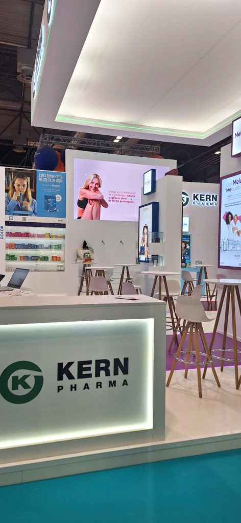 Detalle del stand de Kern Pharma con exposición de productos y soportes visuales