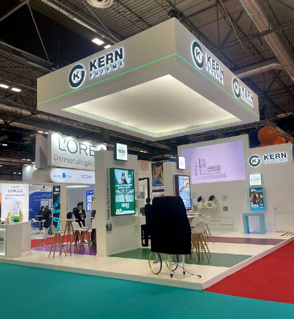 Stand de Kern Pharma en Infarma 2026 diseñado y fabricado por Mayence con estructura suspendida y espacios de reunión