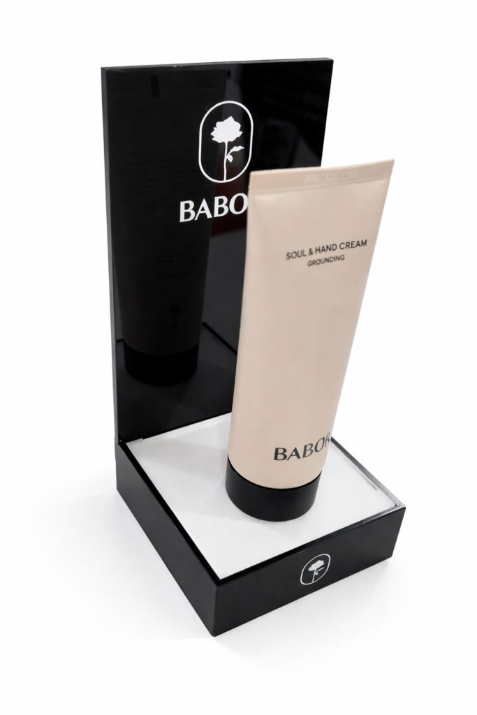 Expositor de metacrilato con cabecera para cremas Babor en punto de venta