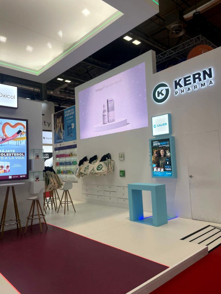Detalle de la estructura suspendida con iluminación integrada en el stand de Kern Pharma