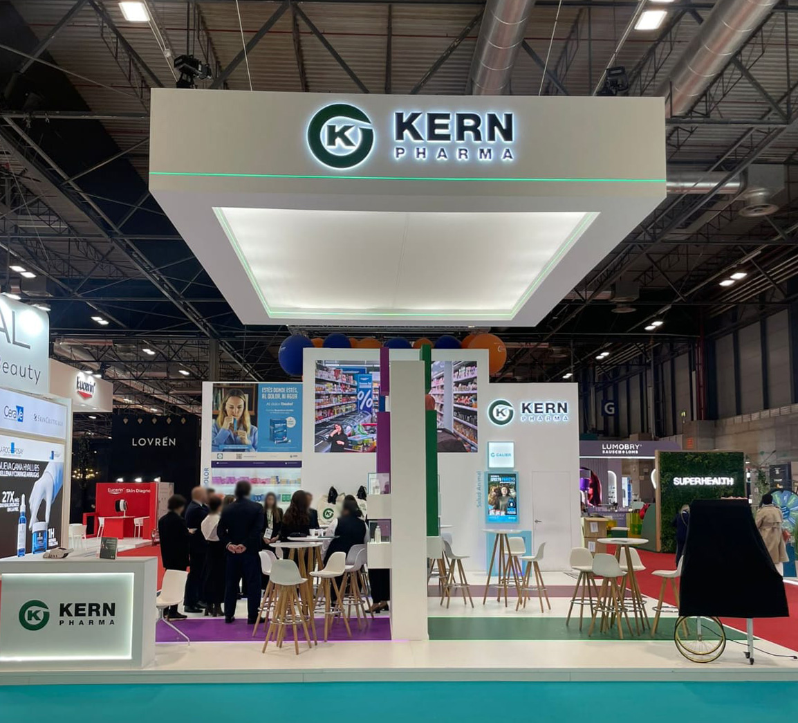 Interacción de visitantes en el stand de Kern Pharma durante la feria Infarma