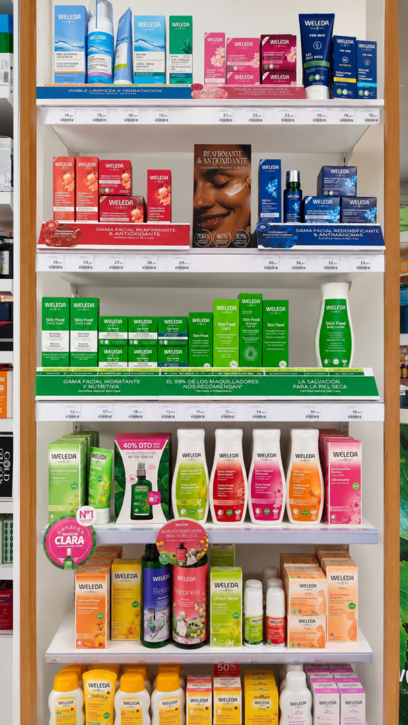 Lineal PLV Weleda organizado por categorías de cosmética natural en el punto de venta.