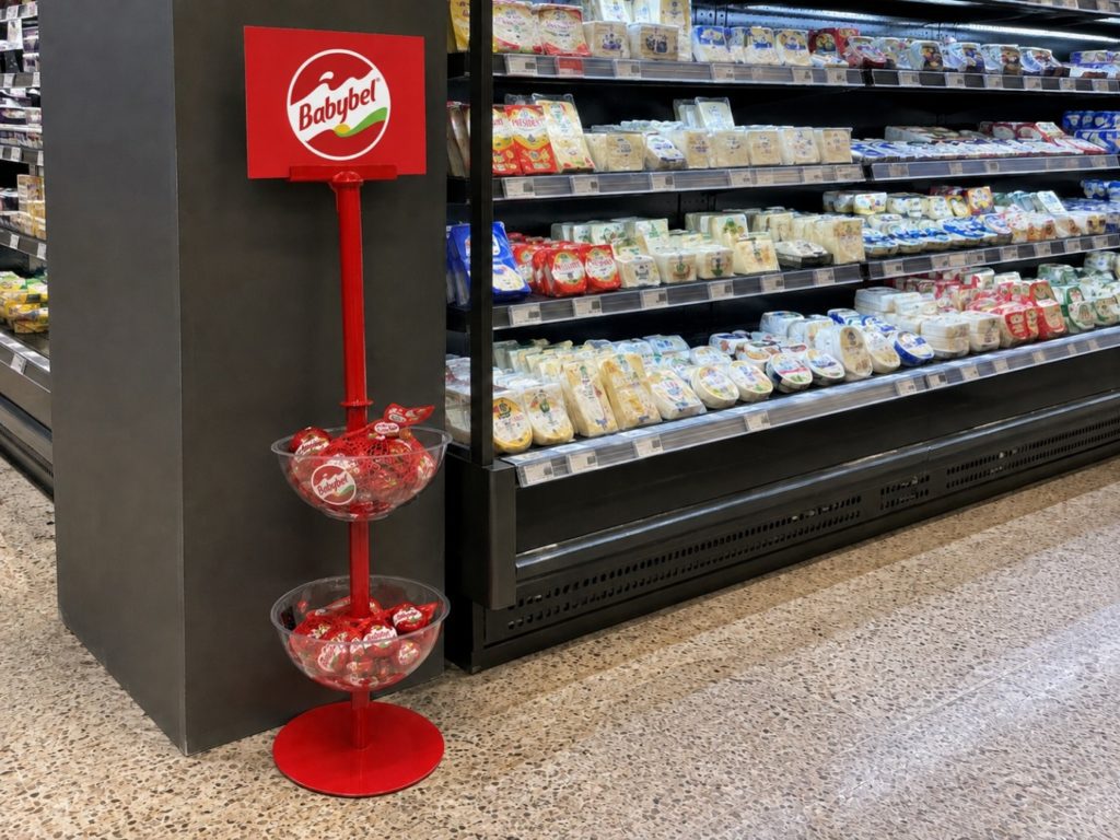 Expositor PLV de suelo Babybel con recipientes transparentes