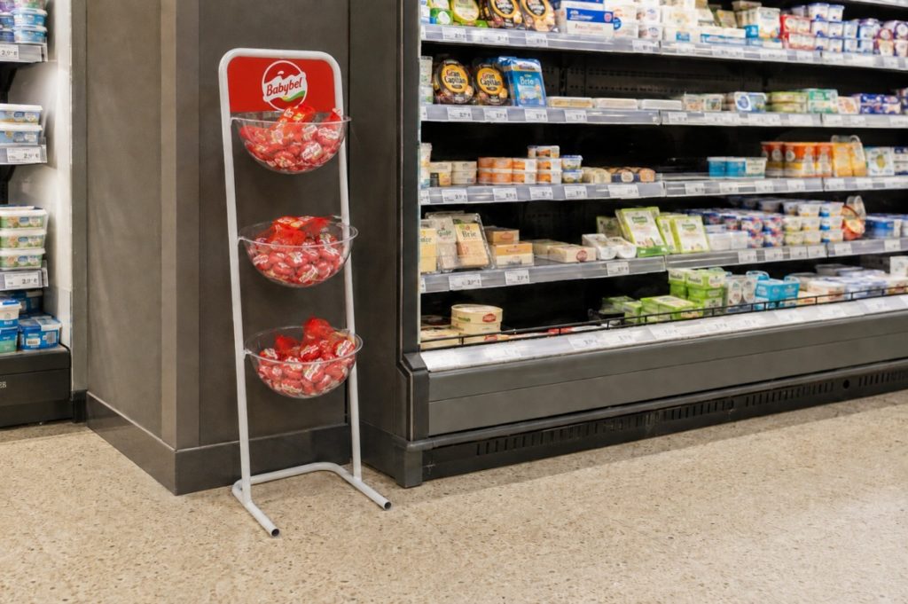 Personalización de expositor PLV Babybel para alimentación