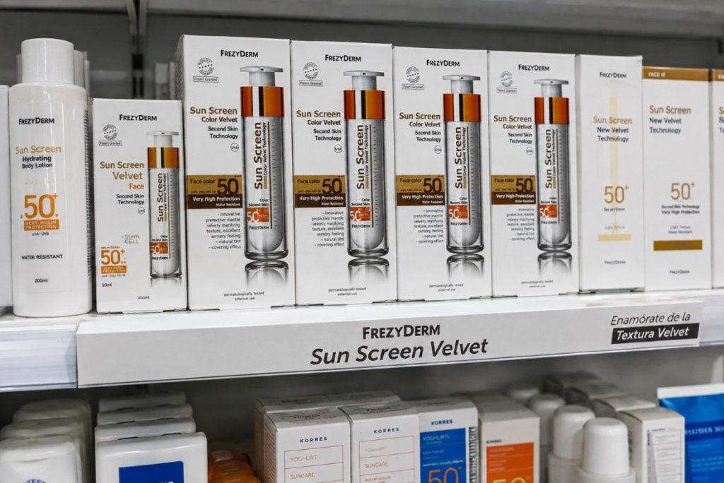 Regleta PLV Frezyderm Sun Screen Velvet instalada en lineal de farmacia