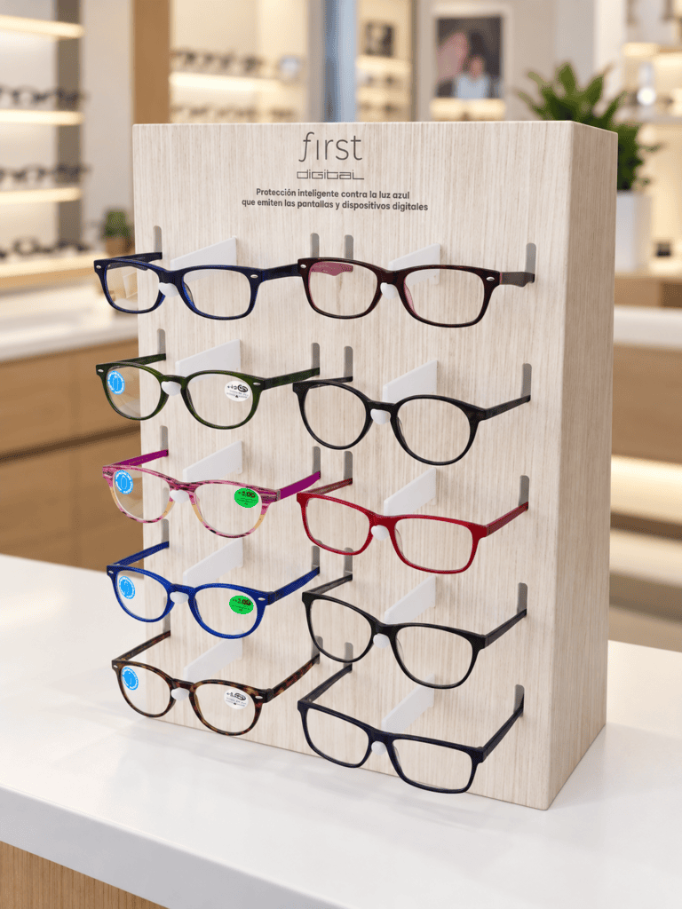 Expositor de diez gafas en madera clara-1