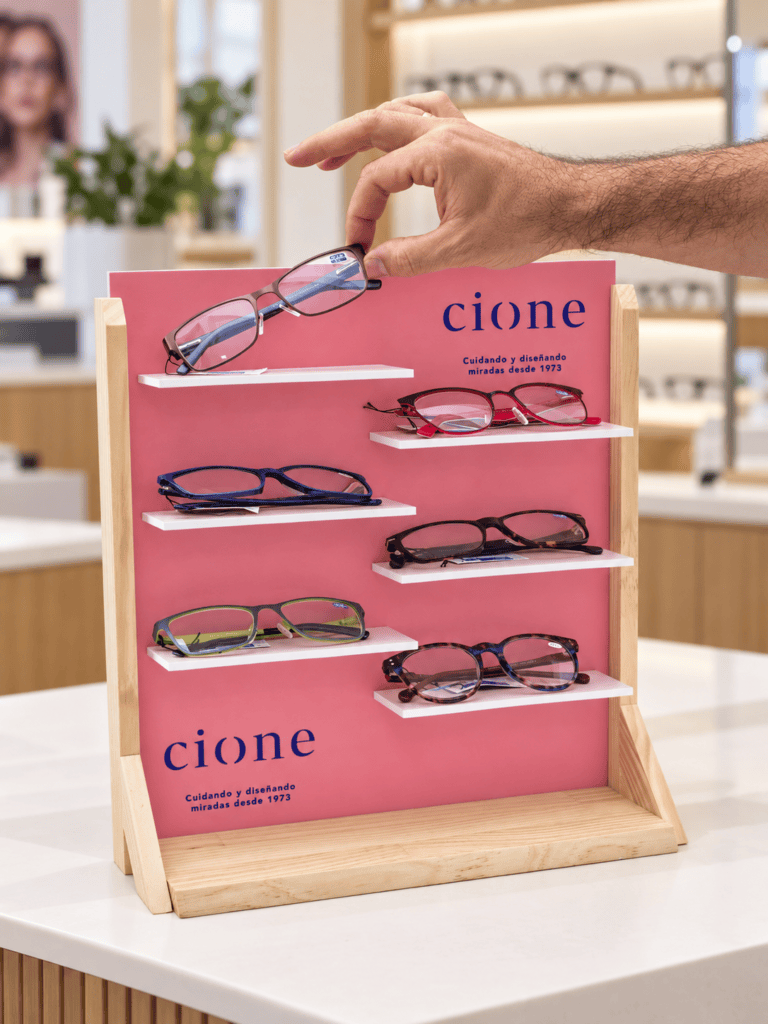 expositor-gafas-cione-madera-panel-personalizado