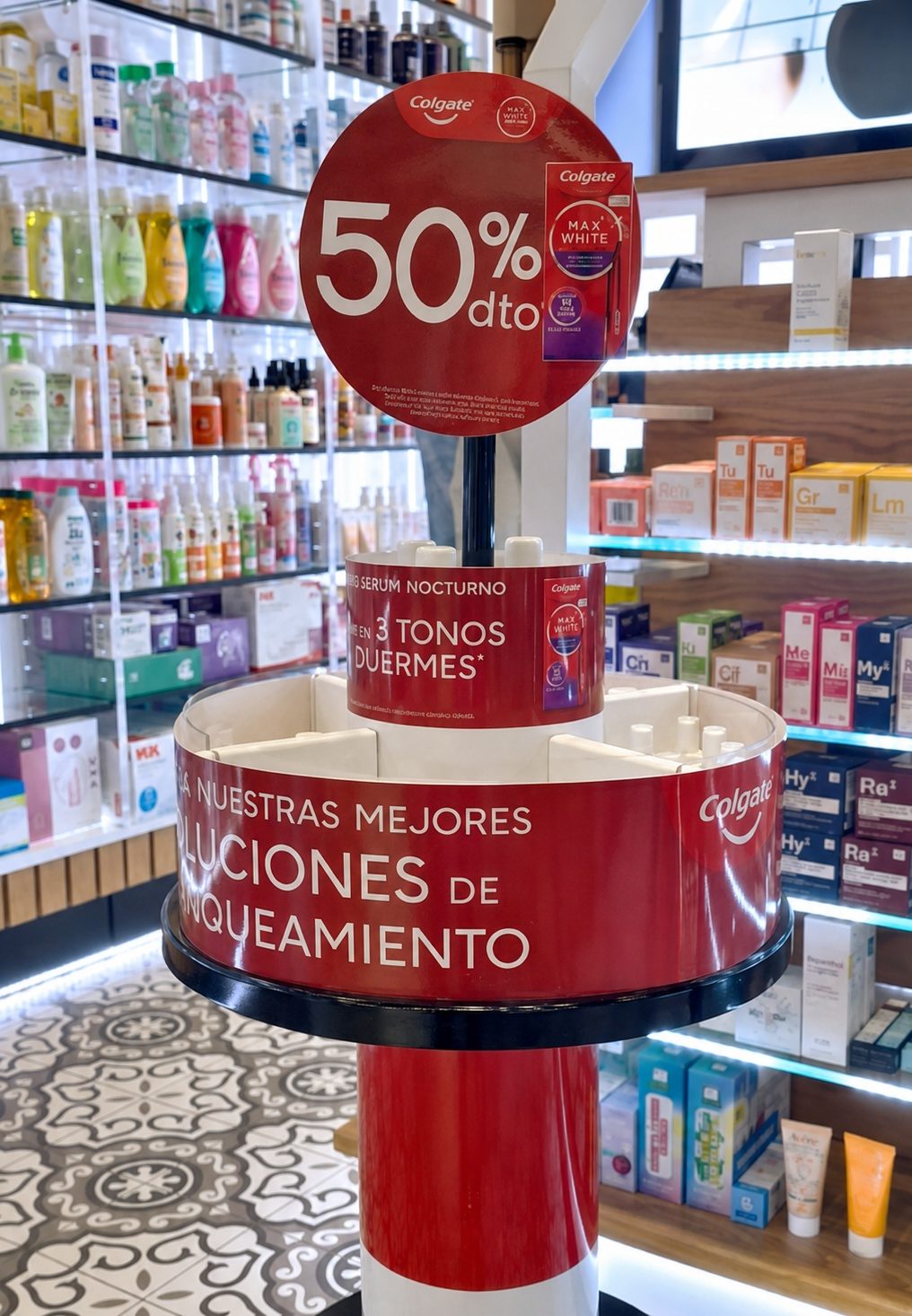 PLV para Colgate en tienda de cosmética: expositor promocional en punto de venta