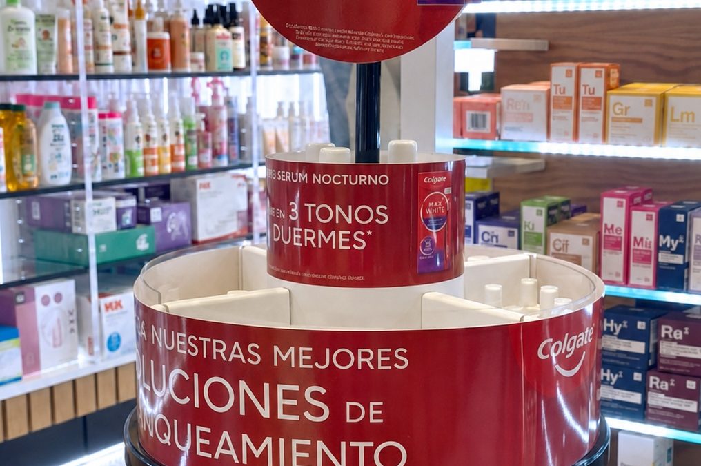 PLV para Colgate en tienda de cosmética: expositor promocional en punto de venta