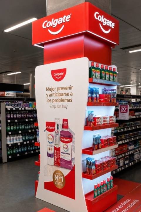 Una columna comercial transformada en un potente soporte de visibilidad para Colgate