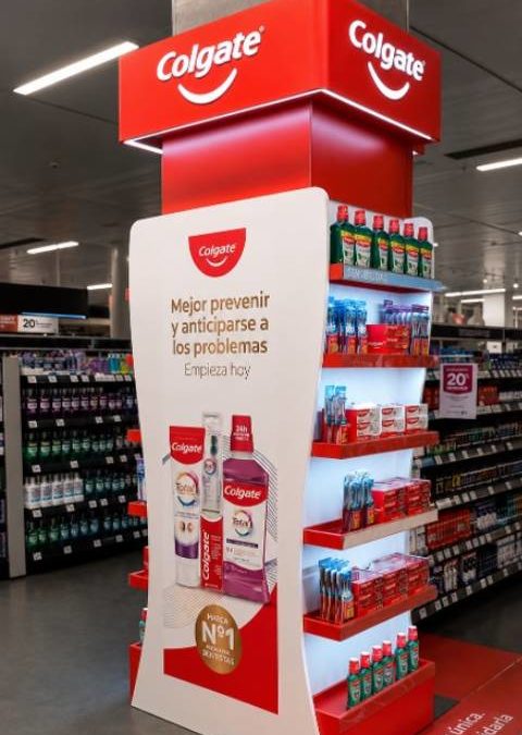 Una columna comercial transformada en un potente soporte de visibilidad para Colgate