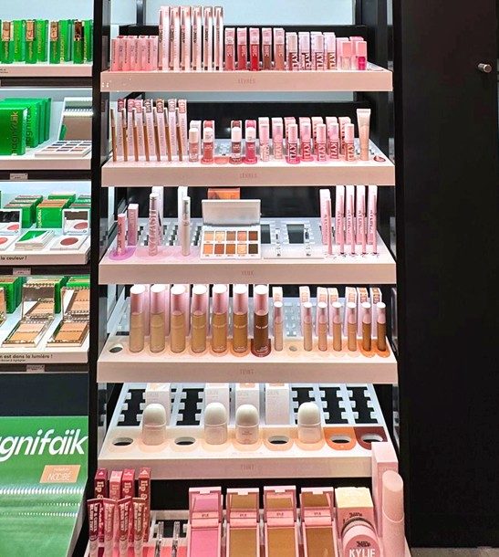 Cómo mejorar la experiencia del cliente con un exhibidor de cosmética interactivo