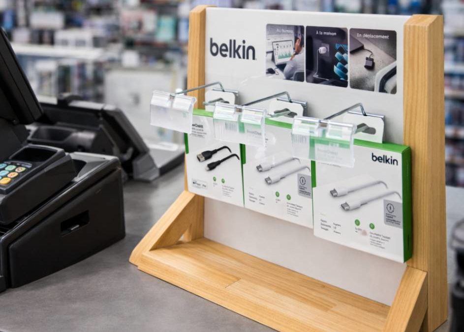 Expositor de mostrador en madera para Belkin: PLV permanente para retail electrónico