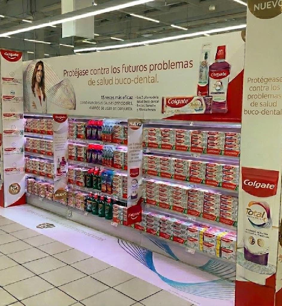 PLV y decoración de lineal para Colgate en punto de venta