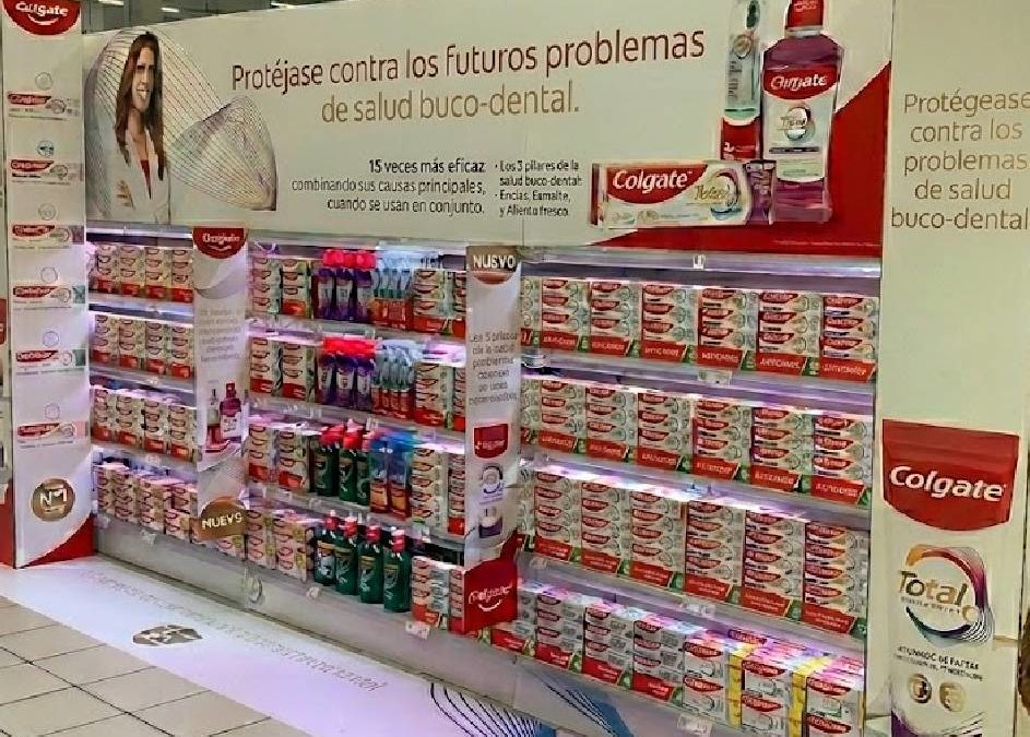 PLV y decoración de lineal para Colgate en punto de venta
