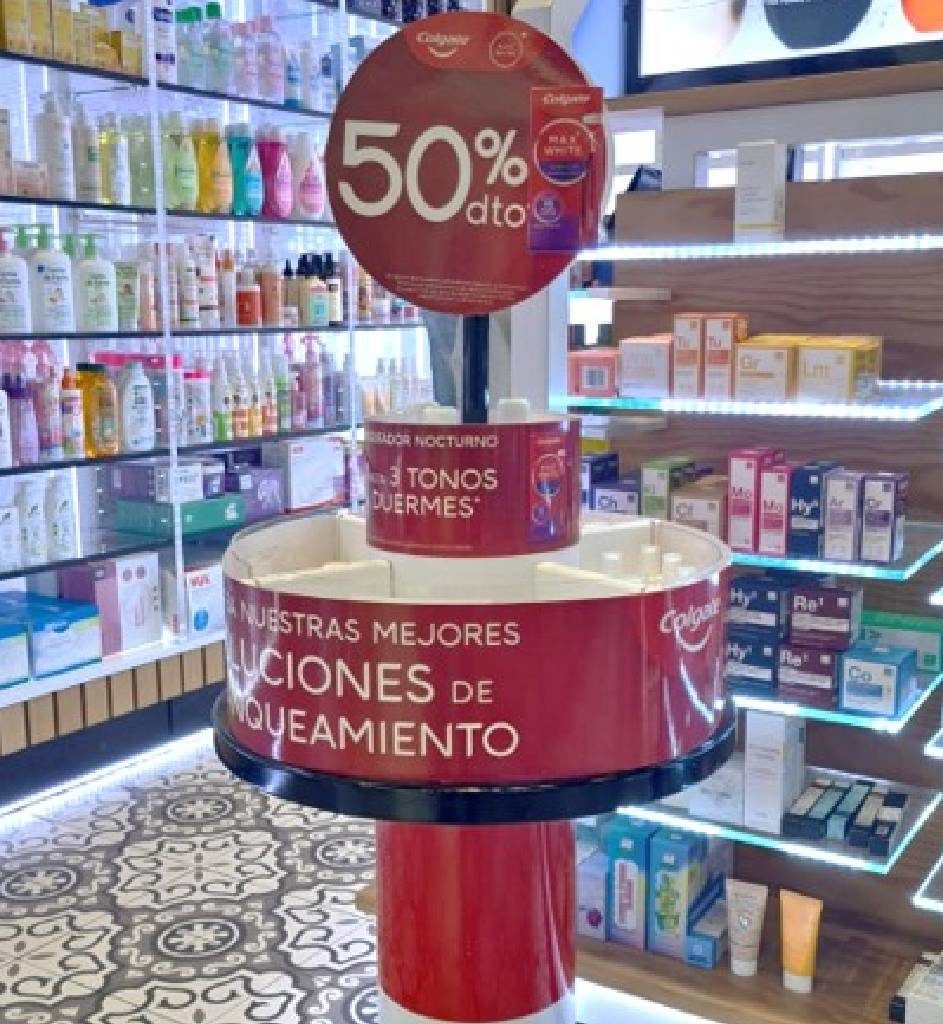 PLV para Colgate en tienda de cosmética: expositor promocional en punto de venta