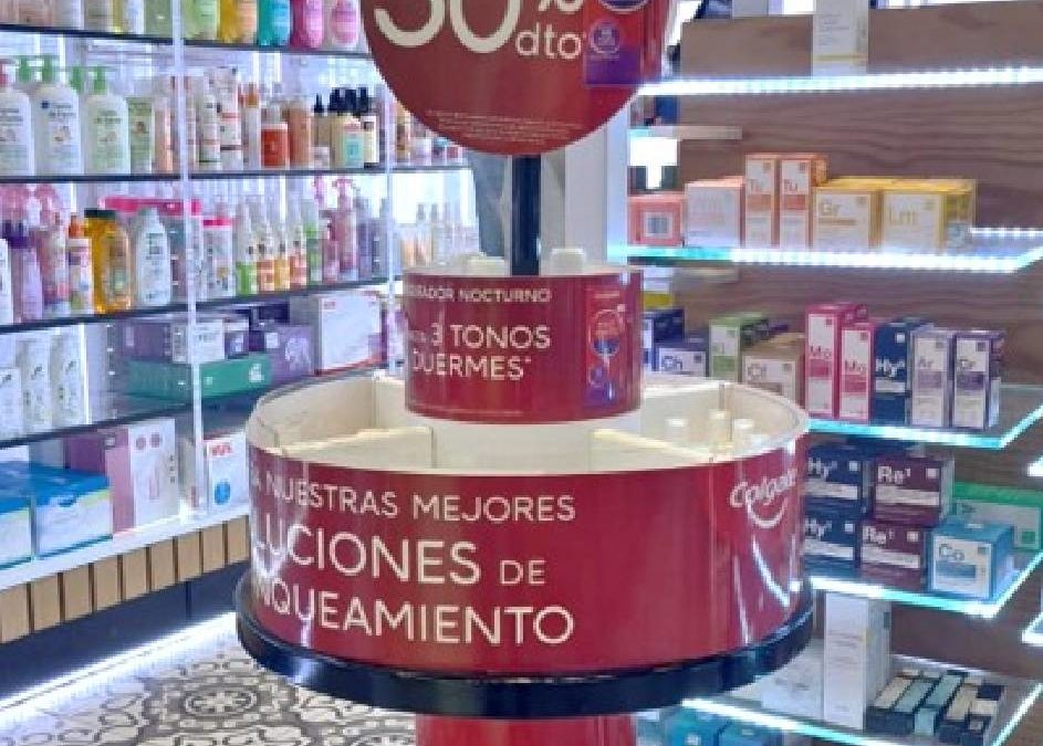 PLV para Colgate en tienda de cosmética: expositor promocional en punto de venta