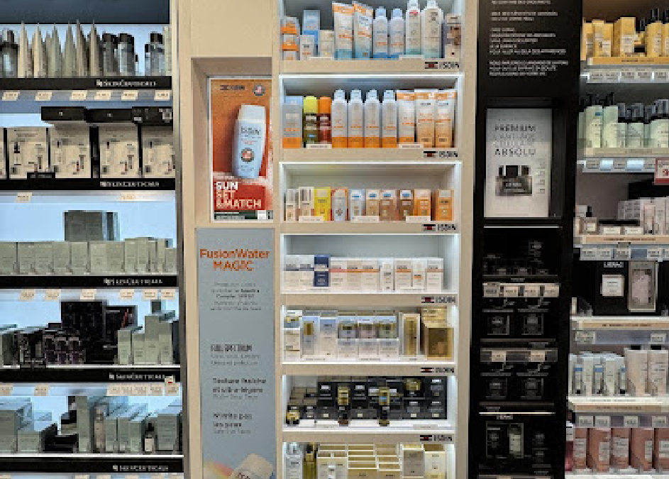 Mobiliario lineal y PLV cosmético ISDIN para farmacias, una producción del grupo Mayence